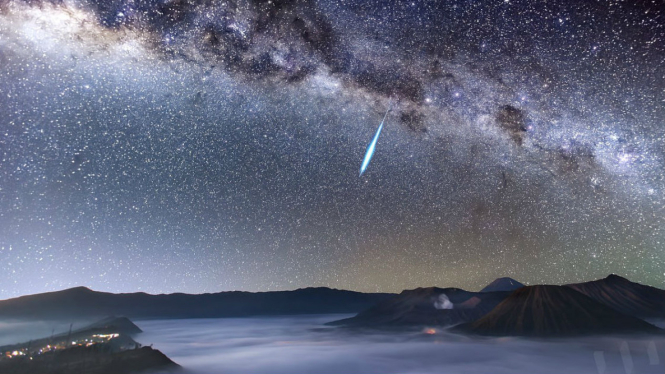 Pemotretan Hujan Meteor Eta Aquarid di Gunung Bromo, Jawa Timur.