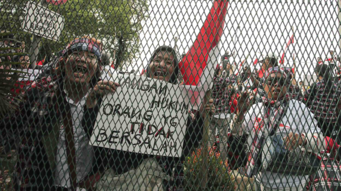 Para pendukung Basuki Tjahaja Purnama atau Ahok saat berunjuk rasa di Rutan Cipinang Jakarta Timur pascavonis pengadilan 2 tahun, Selasa (9/5/2017)