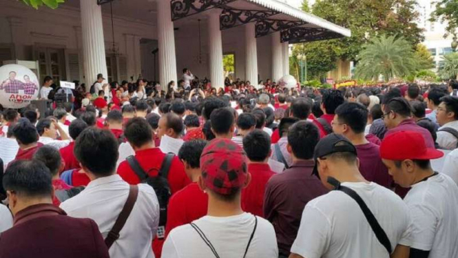 Ratusan pendukung Ahok di Balai Kota Jakarta, Rabu, 10 Mei 2017.