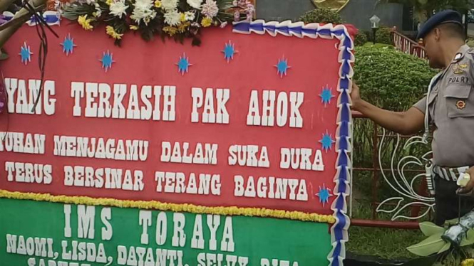 Karangan bunga untuk Ahok di Mako Brimob, Kelapa Dua, Depok, Rabu, 10 Mei 2017