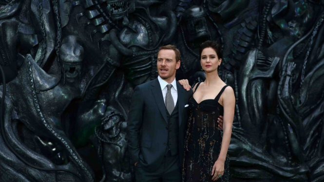 Michael Fassbender dan Katherine Waterston di Premier Alien: Covenant