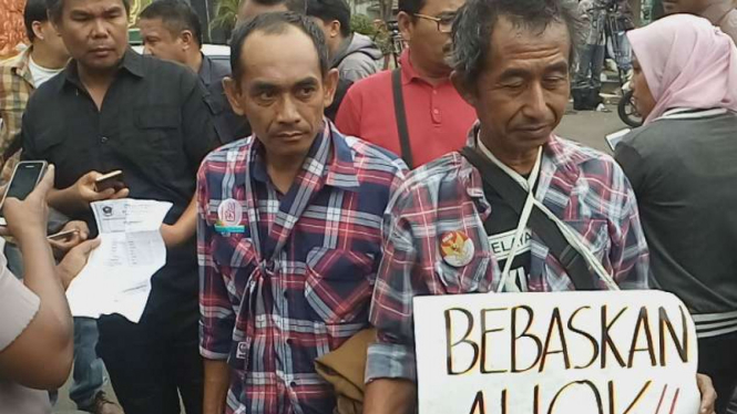 udo Wibowo dan Suhedi, dua orang simpatisan Basuki Tjahaja Purnama alias Ahok, mendatangi Markas Komando Brimob di kawasan Kelapa Dua, Depok, Jawa Barat, pada Rabu, 10 Mei 2017.