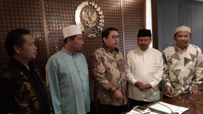 Wakil Ketua DPR, Fadli Zon (tengah), saat menerima perwakilan Hizbut Tahrir Indonesia. 