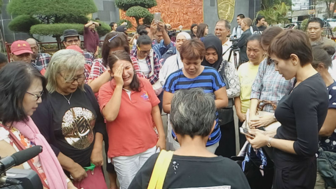 Ibu-ibu pendukung Ahok di depan Markas Brimob, Kelapa Dua Depok, Rabu, 10 Mei 2017.