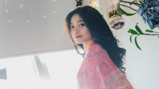 Si Cantik Yoeriche Endine Ternyata Gemar Naik Bus dan Motor