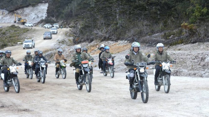 Presiden Jokowi saat memantau pembangunan jalan nasional Trans Papua.