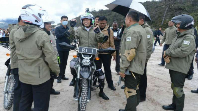 Presiden Jokowi ketika meninjau pembangunan jalan Trans Papua dengan motor Trail