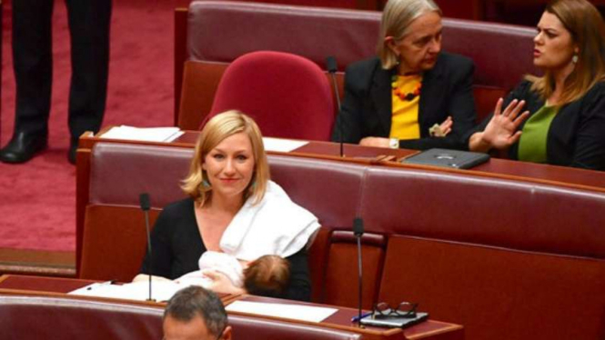 Anggota Senat Australia Larissa Waters menyusui bayi di ruang sidang.