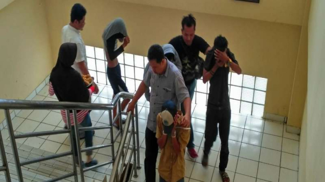 Empat orang pria yang diciduk POlda Metro Jaya dalam penggerebekan di Kota Palembang Sumatera Selatan, Rabu (10/5/2017)
