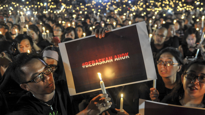 Aksi para pendukung Basuki Tjahaja Purnama atau Ahok di Tugu Proklamasi Jakarta, Rabu malam (10/5/2017)