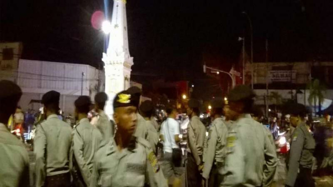 Personel kepolisian mengamankan aksi damai di Tugu Yogyakarta, Rabu malam, (10/5/2017)