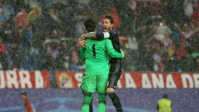 Pemain Real Madrid, Sergio Ramos dan Keylor Navas merayakan kelolosan