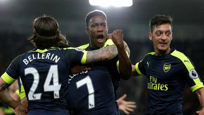 Pemain Arsenal merayakan gol Alexis Sanchez (7)