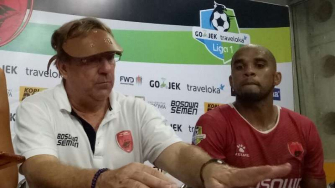 Pelatih PSM Makassar Robert Rene Alberts (kiri)