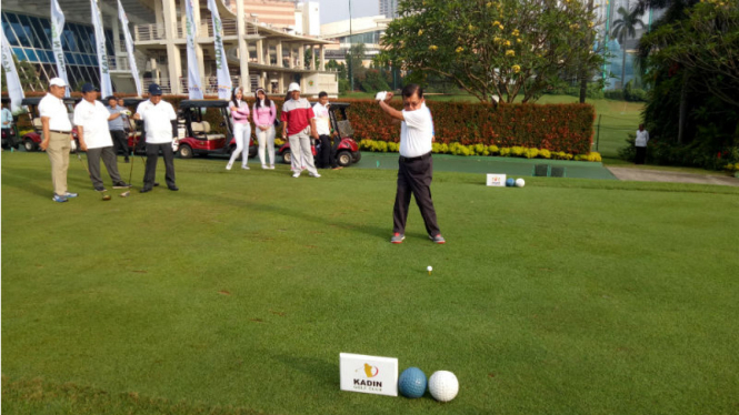 Wakil Presiden RI, Jusuf Kalla, saat membuka turnamen golf KADIN