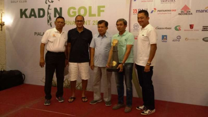 Wakil Presiden, Jusuf Kalla (tengah) di acara Turnamen Golf KADIN