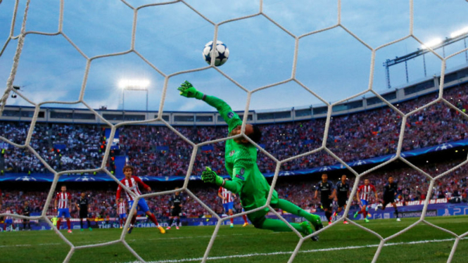 Eksekusi penalti striker Atletico Madrid, Antoine Griezmann.