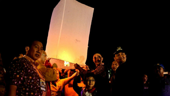 Lampion dilepaskan ke langit di Komplek Candi Muara Jambi