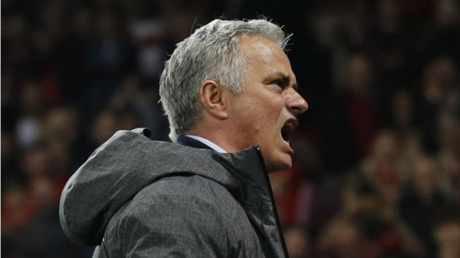 Manajer Manchester United, Jose Mourinho, merayakan kelolosan timnya ke final