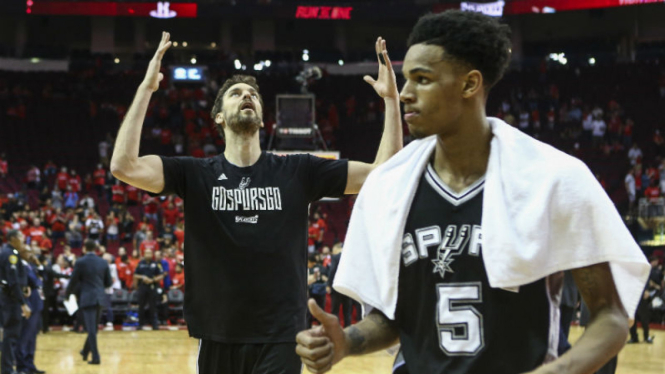 Para pemain San Antonio Spurs merayakan kelolosan ke final wilayah barat NBA