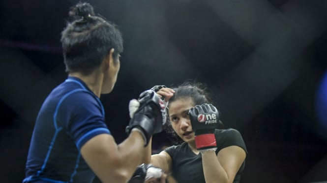Petarung Jakarta MMA, Inandya Citra (kanan)