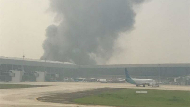 Kebakaran yang terjadi di kawasan Terminal III Bandara Soekarno Hatta, Tangerang Banten, Jumat (12/5/2017)