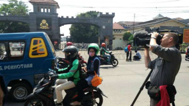 Jurnalis asing meliput kasus Ahok di depan Mako Brimob, Kelapa Dua.