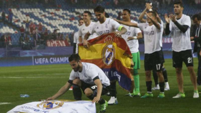 Pemain Real Madrid merayakan kemenangan di markas Atletico Madrid.