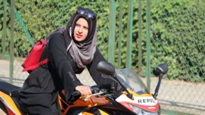 Ilustrasi hijabers naik motor sport.