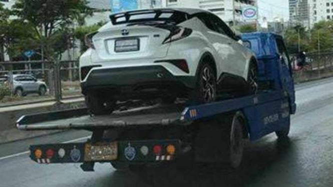 Toyota C-HR kepergok di jalan raya.