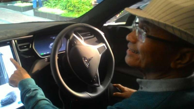 Dahlan Iskan pamer mobil terbarunya berharga Rp4 miliar.