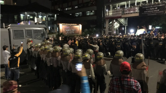 Polisi menjaga massa pendukung Ahok
