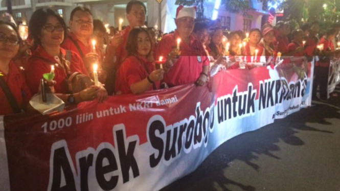 Aksi seribu lilin di Tugu Pahlawan Surabaya, Jawa Timur