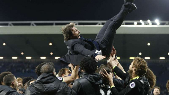 Para pemain Chelsea rayakan gelar Premier League bersama Antonio Conte.