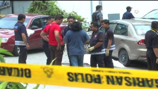 Polisi Malaysia melakukan identifikasi di lokasi kejahatan.
