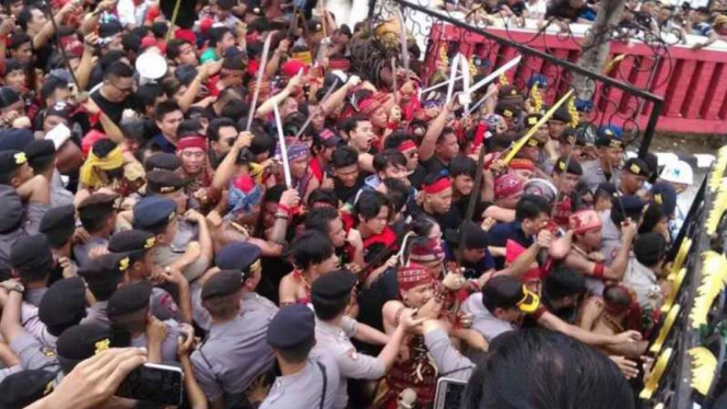 Warga Manado saat coba masuk ke Bandara Sam Ratulangi.