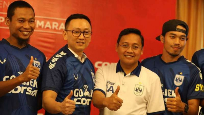 Pemain PSIS dalam peluncuran kerjasama dengan Corsa