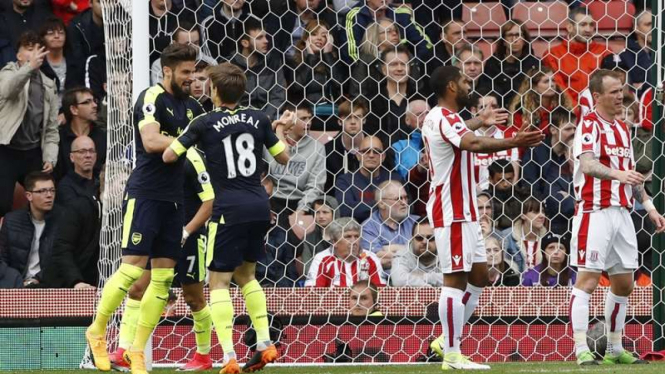 Striker Arsenal, Olivier Giroud mencetak gol ke gawang Stoke City