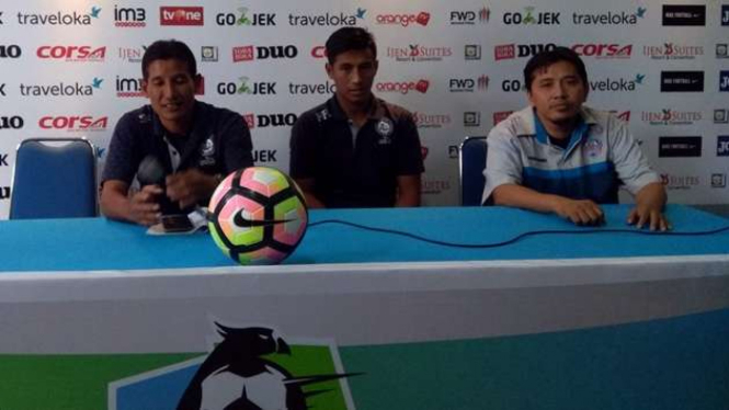Asisten pelatih Arema FC, Singgih Pitono dan pemain Arema FC Hanif Sjahbandi