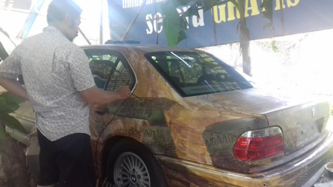 Seniman Budi Ubrux melukis dengan kanvas mobil-mobil mewah eropa