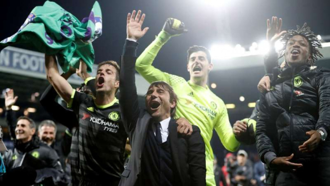 Antonio Conte rayakan gelar Premier League bersama para pemain Chelsea