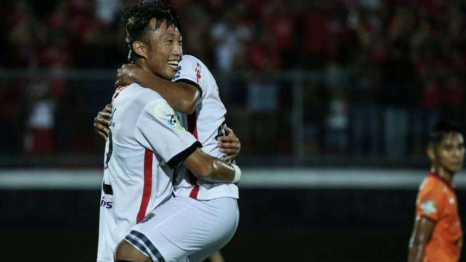Pemain Bali United rayakan gol