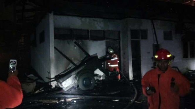 Petugas Pemadam Bahaya Kebakaran memeriksa kondisi klinik di Kuningan Barat yang terbakar, Minggu malam (14/5/2017)