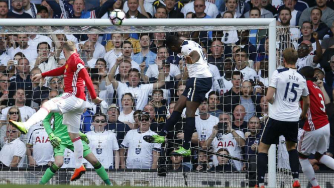 Gol Victor Wanyama ke gawang MU