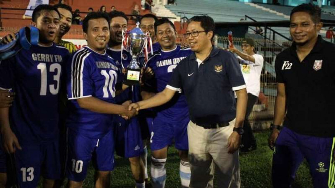 Wakil Ketua Umum PSSI, Joko Driyono serahkan trofi juara kepada Kemenpora United