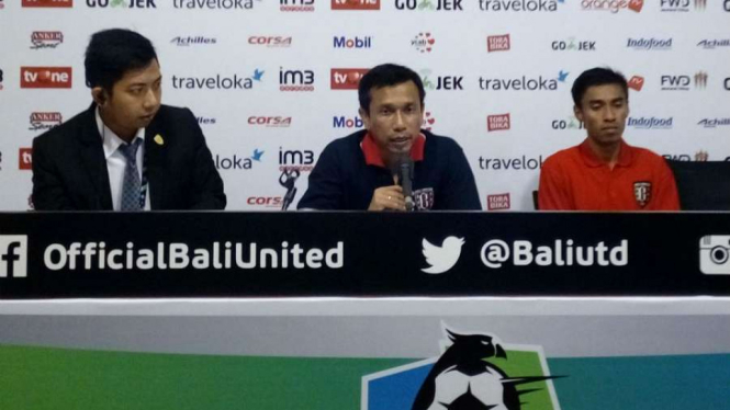 Pelatih Bali United, Widodo Cahyono Putro (tegah)