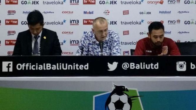 Pelatih Borneo FC, Dragan Djukanovic (tengah)