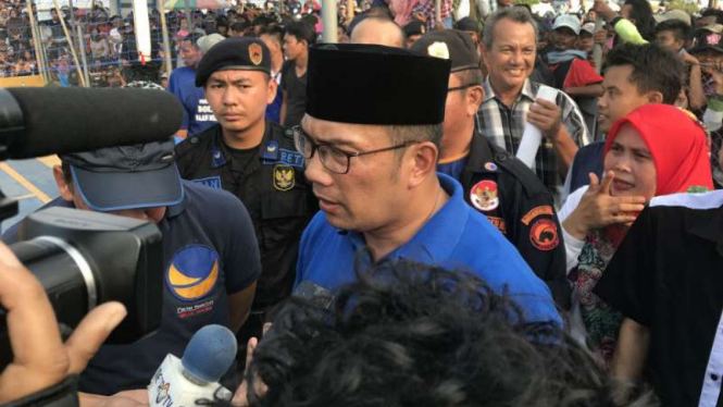 Wali Kota Bandung, Ridwan Kamil, menemui masyarakat di Kabupaten Karawang, Jawa Barat, pada Minggu, 14 Mei 2017.