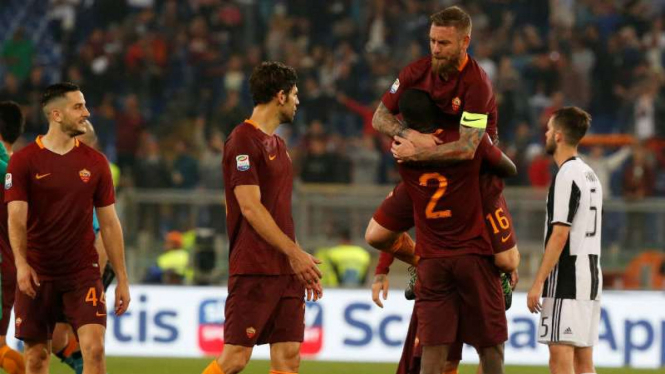 Para pemain AS Roma rayakan kemenangan atas Juventus