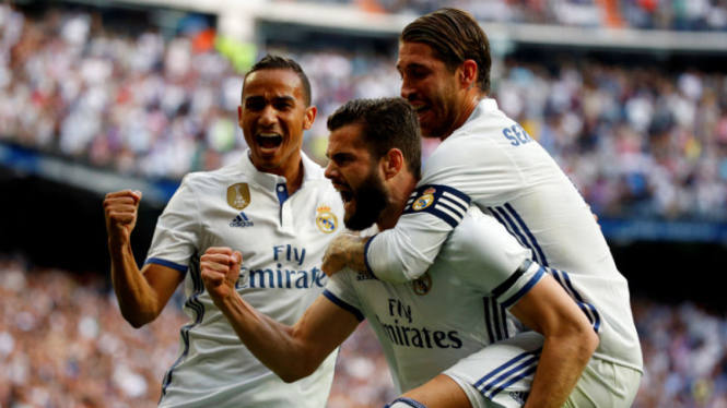Bek Real Madrid, Nacho Fernandez, merayakan golnya ke gawang Sevilla.